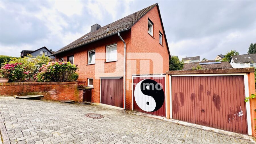 Modernisiertes Einfamilienhaus mit Einliegerwohnung, Wintergarten, Sauna und 2 Garagen - Garagen / Stellplätze